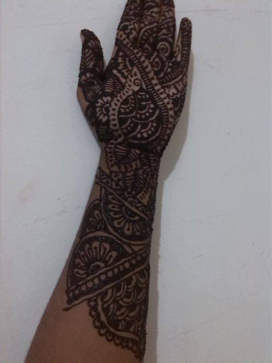 Simple Mehndi designs for left hand dark design full from finger to wrist