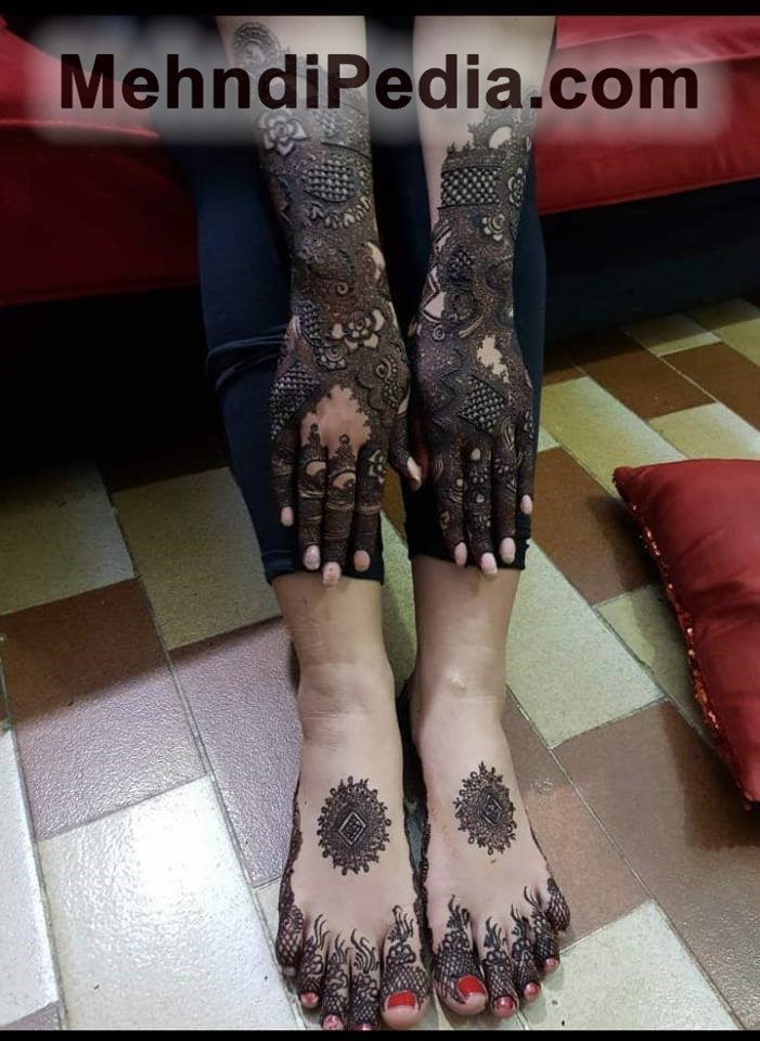 Simple Centrally placed circular henna design for legs and foot