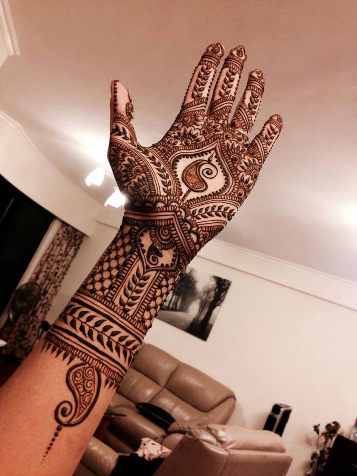 easy left hand Mehndi design for bridal
