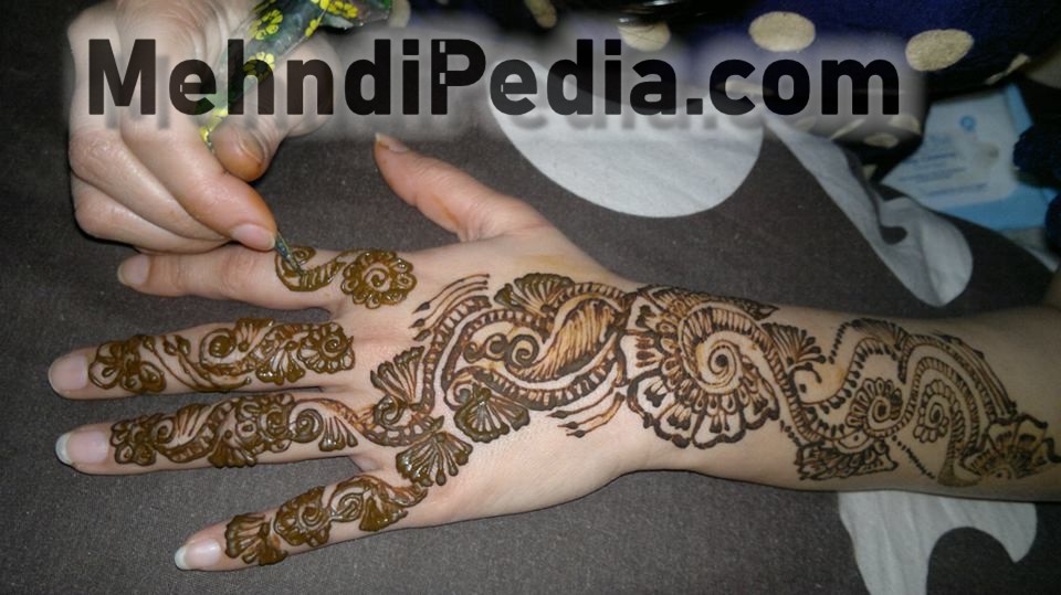 finger and arm Arabic mehendi designs